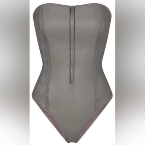 ⛱️ SKIMS 1 Piece Rubberized Scuba Zip up Strapless Swimsuit Grey Chalk 26 28 4X - Picture 7 of 9